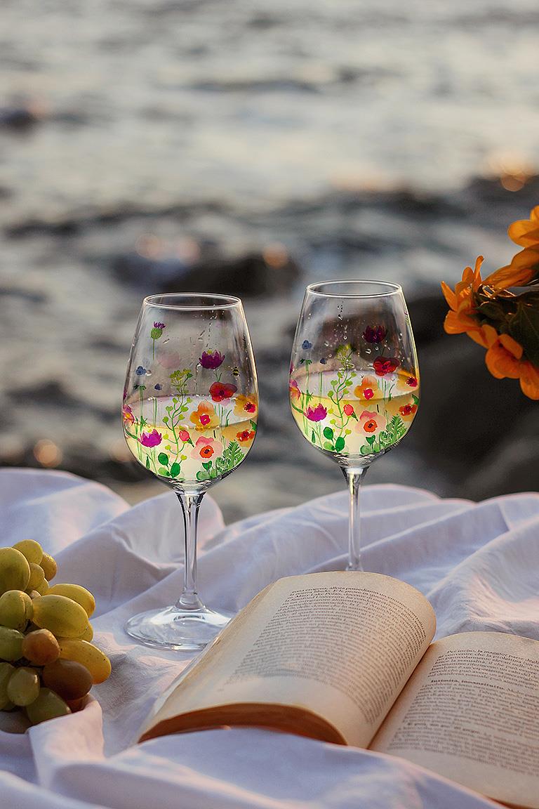 Bee Garden Wine Glass