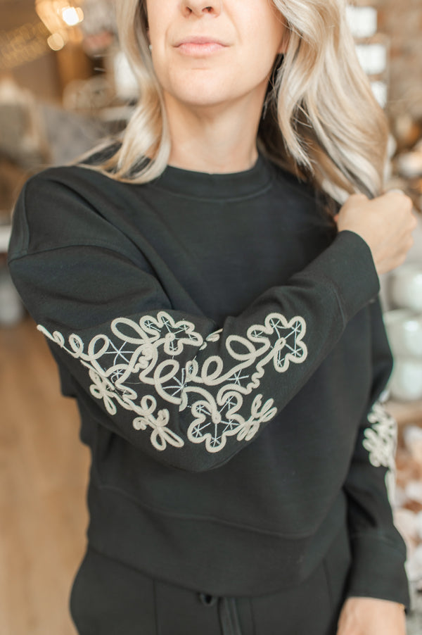 Lucie Pullover | Black Calla Lily